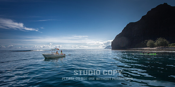 CDR_0722_2012_0570 a boat on the Napali