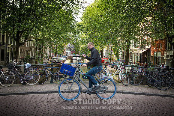 CDR_06162015_0363-biking-while-texting-in-amsterdam